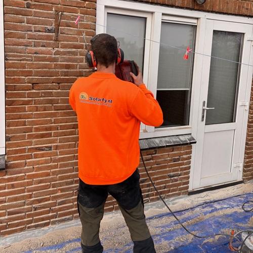 Gevelrenovatie van de woning aan de Hoofdstraat in Hippolytushoef vanwege lekkage, januari 2025.