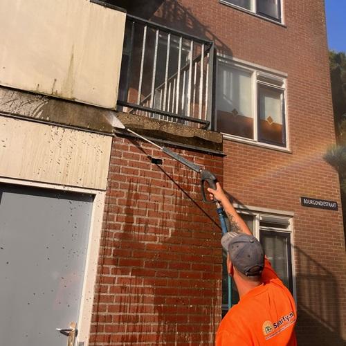 Reinigen betonnen diktekanten rondom appartementencomplex Alkmaar September 2024