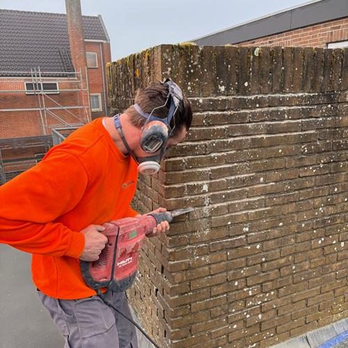 Gevelrenovatie van de woning aan de Hoofdstraat in Hippolytushoef vanwege lekkage, januari 2025.