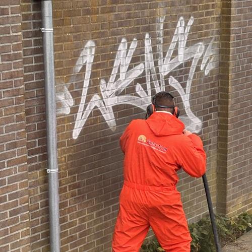 Verwijderen graffiti op verschillende gevels VvE Medemblik December 2024