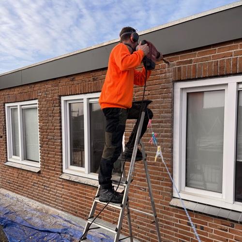 Gevelrenovatie van de woning aan de Hoofdstraat in Hippolytushoef vanwege lekkage, januari 2025.