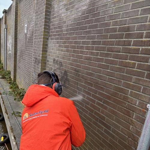 Verwijderen graffiti op verschillende gevels VvE Medemblik December 2024