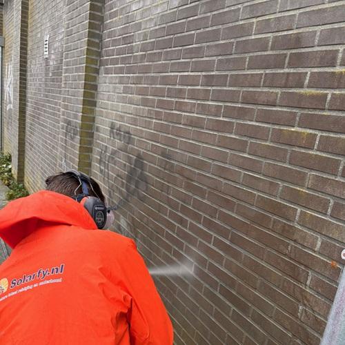 Verwijderen graffiti op verschillende gevels VvE Medemblik December 2024