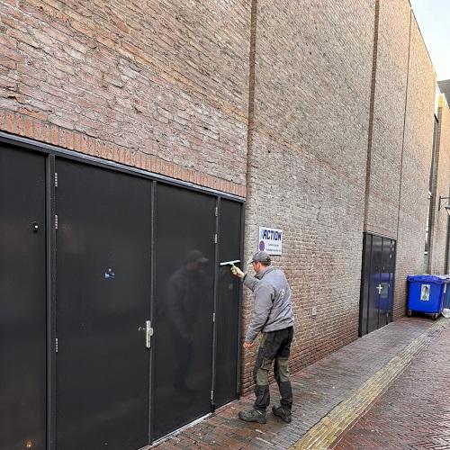 Restaureren van gevelplint winkelpand centrum Haarlem Januari 2025