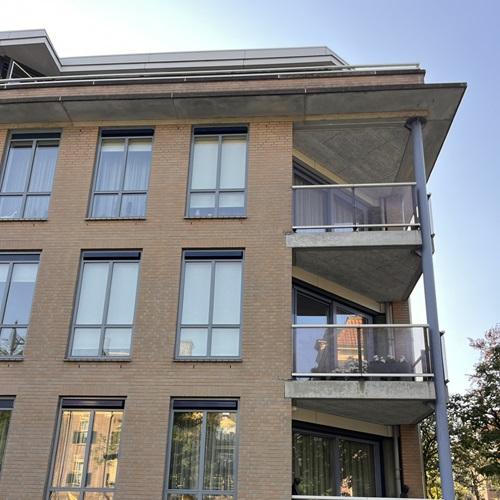 Reinigen en impregneren betonnen elementen rondom appartementencomplex in Alkmaar juli 2024