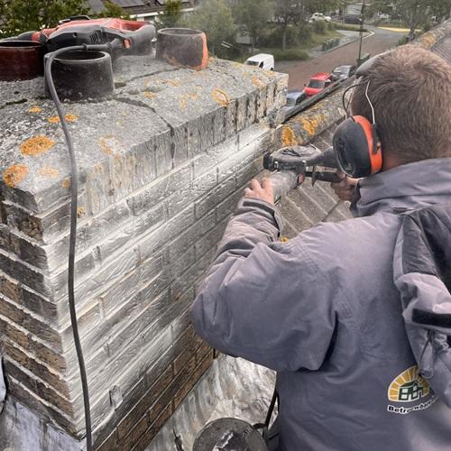 Schoorsteen opnieuw gevoegd en gerubberd bij woning Bomenwijk Heerhugowaard Juni 2024