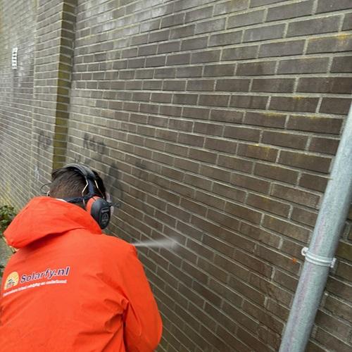 Verwijderen graffiti op verschillende gevels VvE Medemblik December 2024